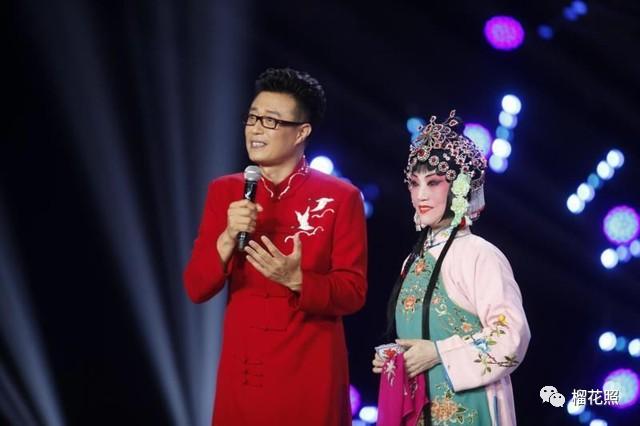在央视20年主持春晚16年，却在事业巅峰期离开央视，只因意外瘫痪的妻子生下一个女儿？-第5张图片-九妖电影