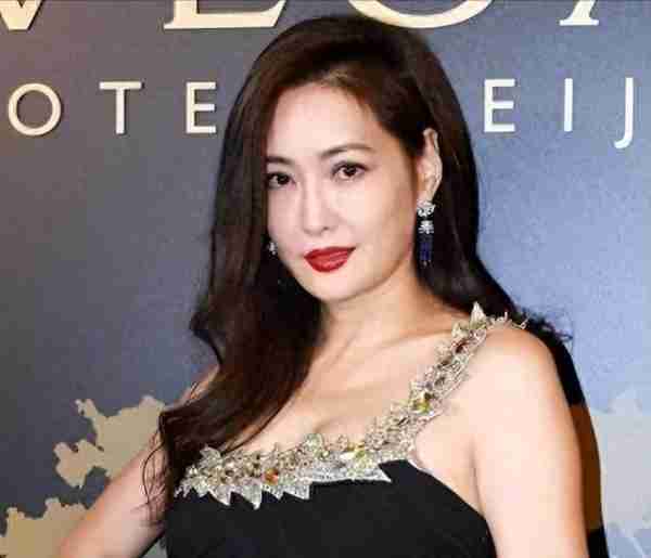 她凭借身材在大陆捞金,翻脸吐槽内地脏乱差,如今嫁入豪门当富婆-第2张图片-九妖电影 她凭借身材在大陆捞金,翻脸吐槽内地脏乱差,如今嫁入豪门当富婆-第2张图片-九妖电影