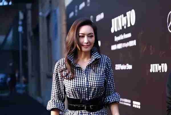 她凭借身材在大陆捞金,翻脸吐槽内地脏乱差,如今嫁入豪门当富婆-第6张图片-九妖电影 她凭借身材在大陆捞金,翻脸吐槽内地脏乱差,如今嫁入豪门当富婆-第6张图片-九妖电影