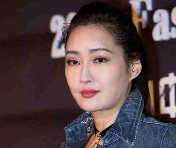 她凭借身材在大陆捞金,翻脸吐槽内地脏乱差,如今嫁入豪门当富婆-第5张图片-九妖电影 她凭借身材在大陆捞金,翻脸吐槽内地脏乱差,如今嫁入豪门当富婆-第5张图片-九妖电影