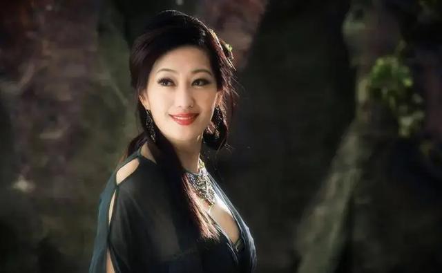 她凭借身材在大陆捞金,翻脸吐槽内地脏乱差,如今嫁入豪门当富婆-第14张图片-九妖电影 她凭借身材在大陆捞金,翻脸吐槽内地脏乱差,如今嫁入豪门当富婆-第14张图片-九妖电影