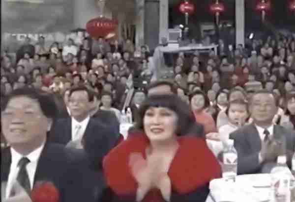 在春晚前排坐了20年的她，到底什么来头？-第1张图片-九妖电影