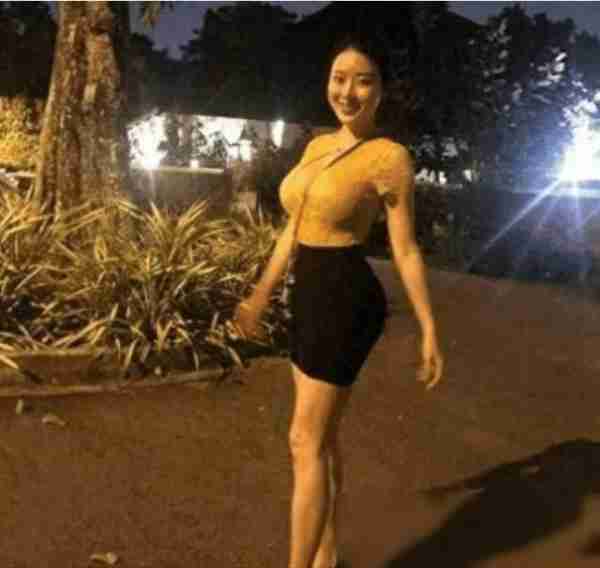 她因刘强东走红，国外住豪宅开名车生活奢华，如今成为万人迷-第1张图片-九妖电影