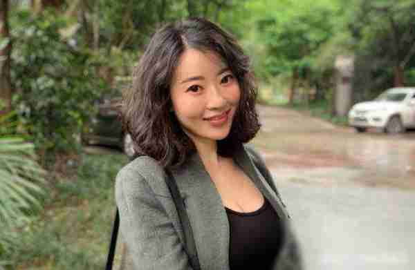 她因刘强东走红，国外住豪宅开名车生活奢华，如今成为万人迷-第3张图片-九妖电影