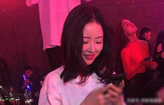 她因刘强东走红，国外住豪宅开名车生活奢华，如今成为万人迷-第6张图片-九妖电影