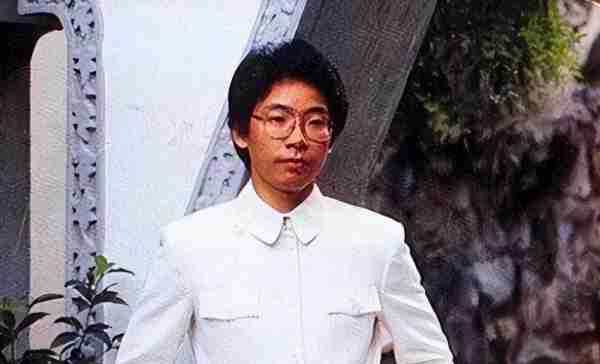 在春晚唱了一首歌，被封杀14年，今身价过亿，全部无偿捐献给祖国-第9张图片-九妖电影