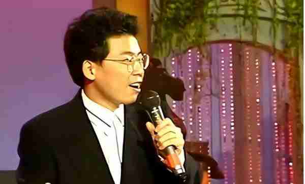 在春晚唱了一首歌，被封杀14年，今身价过亿，全部无偿捐献给祖国-第7张图片-九妖电影