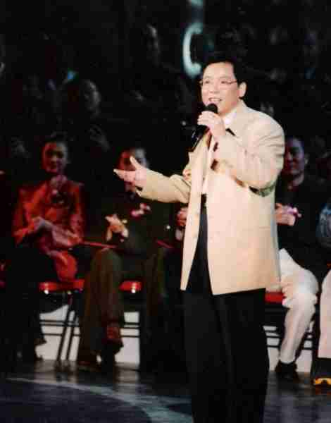 在春晚唱了一首歌，被封杀14年，今身价过亿，全部无偿捐献给祖国_1-第3张图片-九妖电影
