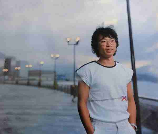 在春晚唱了一首歌，被封杀14年，今身价过亿，全部无偿捐献给祖国_1-第4张图片-九妖电影