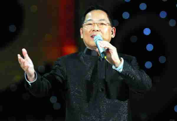 在春晚唱了一首歌，被封杀14年，今身价过亿，全部无偿捐献给祖国_2-第1张图片-九妖电影