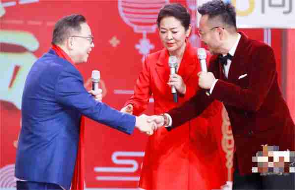 在春晚唱了一首歌，被封杀14年，今身价过亿，全部无偿捐献给祖国_2-第2张图片-九妖电影