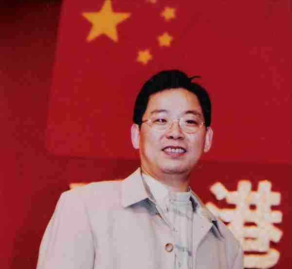 在春晚唱了一首歌，被封杀14年，今身价过亿，全部无偿捐献给祖国_3-第14张图片-九妖电影