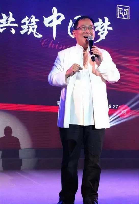 在春晚唱了一首歌，被封杀14年，今身价过亿，全部无偿捐献给祖国_3-第24张图片-九妖电影