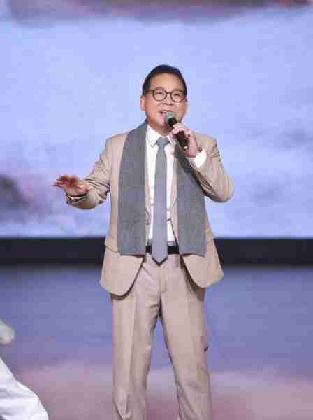 在春晚唱了一首歌，被封杀14年，今身价过亿，全部无偿捐献给祖国_4-第19张图片-九妖电影