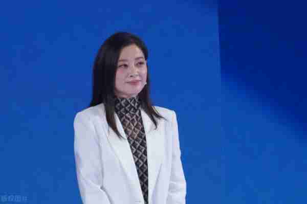 她是“最愚蠢”的演员，闪婚2次，倒贴全部身家，如今48岁身价百亿-第5张图片-九妖电影