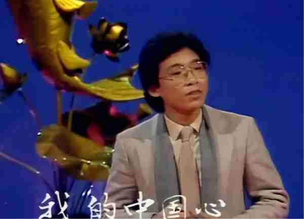 在春晚唱了一首歌，被封杀14年，今身价过亿，全部无偿捐献给祖国_5-第3张图片-九妖电影