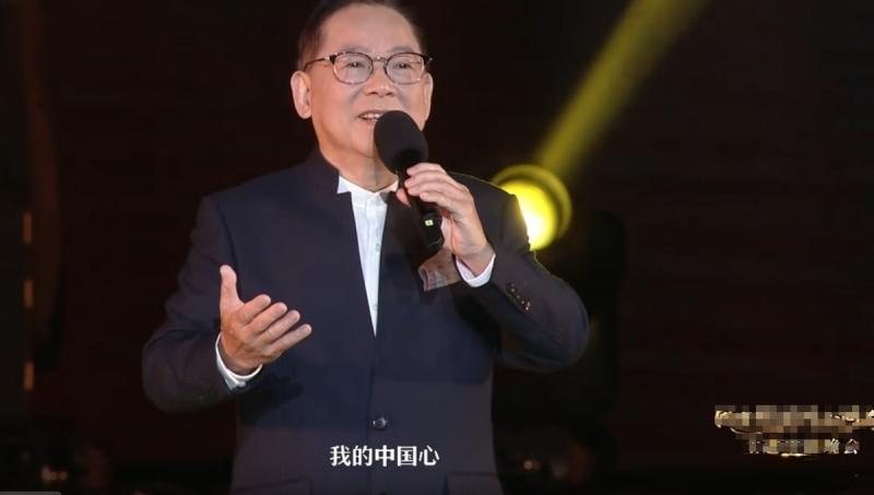 在春晚唱了一首歌，被封杀14年，今身价过亿，全部无偿捐献给祖国_5-第24张图片-九妖电影