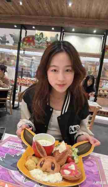 她是亚姐季军，被命理师预言婚姻稳定，丈夫6间铺低调肯干还专一-第24张图片-九妖电影