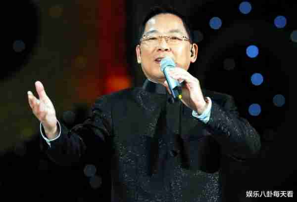 在春晚唱了一首歌，被封杀14年，如今身价过亿，全部无偿捐献给祖国_1-第7张图片-九妖电影