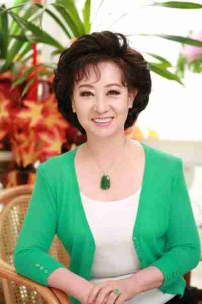 她是央视著名主持人,退休8年被央视返聘,现72岁被称为最美姥姥-第9张图片-九妖电影 她是央视著名主持人,退休8年被央视返聘,现72岁被称为最美姥姥-第9张图片-九妖电影