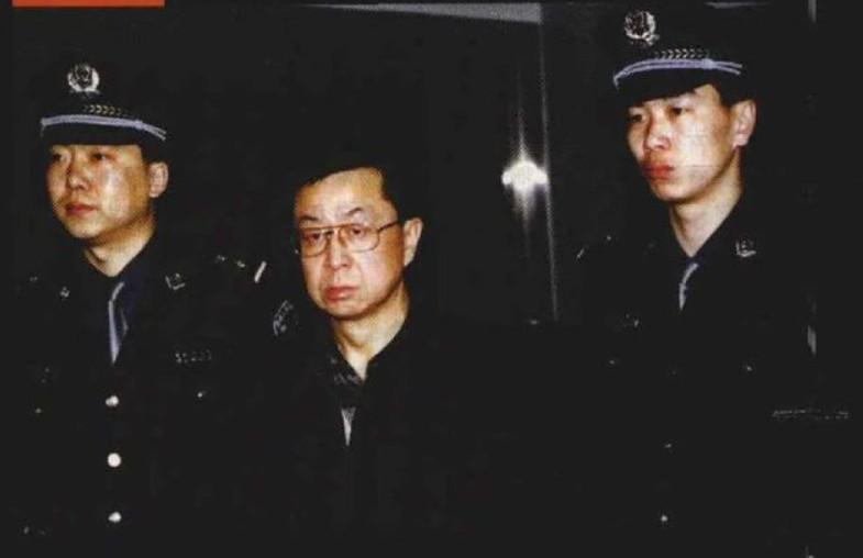她是赖昌星的“头牌公关”，长相美艳、身材火辣，最终结局如何？-第1张图片-九妖电影
