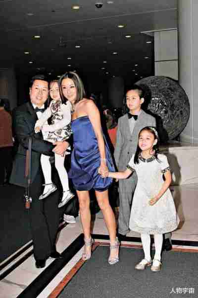 她是香港九巴新抱，漂亮社交达人，得老公深宠26年，3子女皆出色-第2张图片-九妖电影