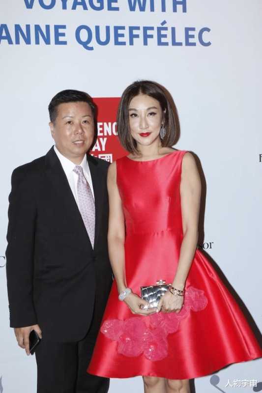 她是香港九巴新抱，漂亮社交达人，得老公深宠26年，3子女皆出色-第4张图片-九妖电影