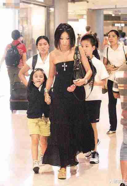 她是香港九巴新抱，漂亮社交达人，得老公深宠26年，3子女皆出色-第5张图片-九妖电影