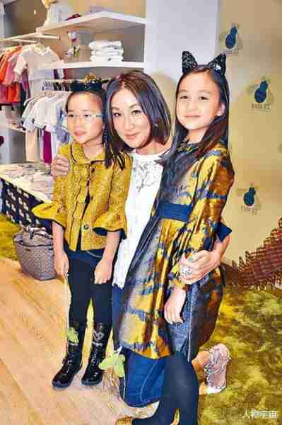 她是香港九巴新抱，漂亮社交达人，得老公深宠26年，3子女皆出色-第11张图片-九妖电影