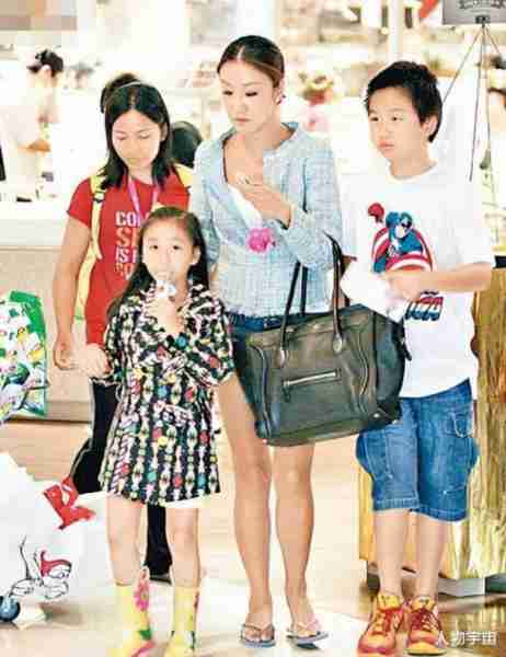 她是香港九巴新抱，漂亮社交达人，得老公深宠26年，3子女皆出色-第6张图片-九妖电影