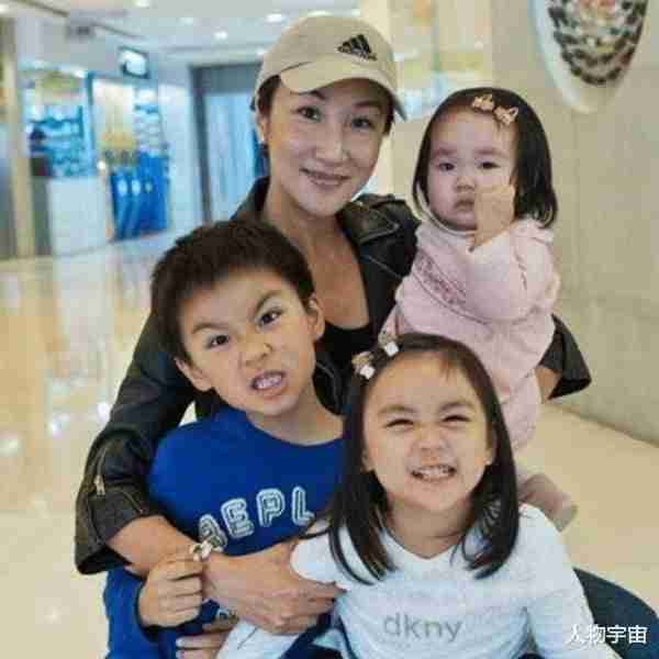 她是香港九巴新抱，漂亮社交达人，得老公深宠26年，3子女皆出色-第7张图片-九妖电影
