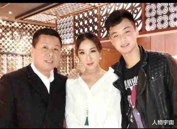 她是香港九巴新抱，漂亮社交达人，得老公深宠26年，3子女皆出色-第9张图片-九妖电影