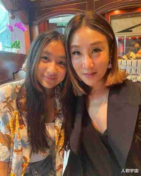 她是香港九巴新抱，漂亮社交达人，得老公深宠26年，3子女皆出色-第14张图片-九妖电影