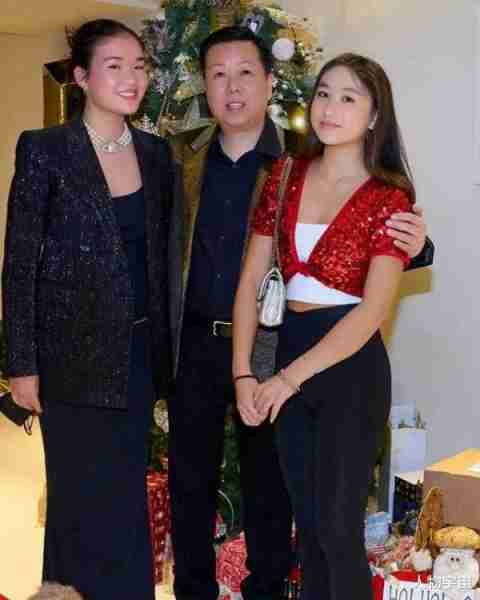 她是香港九巴新抱，漂亮社交达人，得老公深宠26年，3子女皆出色-第16张图片-九妖电影