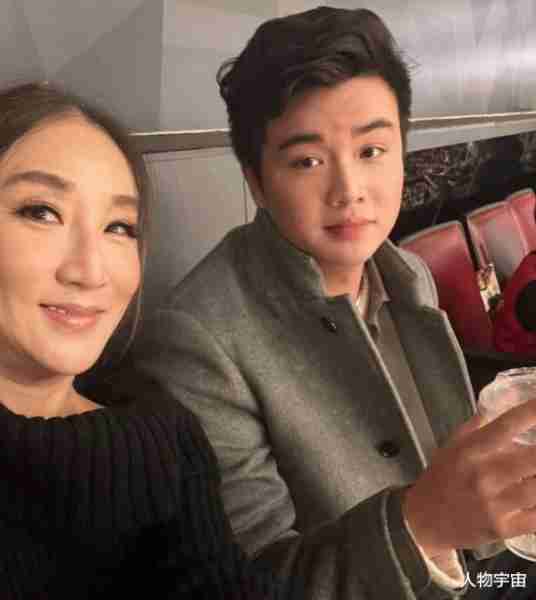 她是香港九巴新抱，漂亮社交达人，得老公深宠26年，3子女皆出色-第21张图片-九妖电影