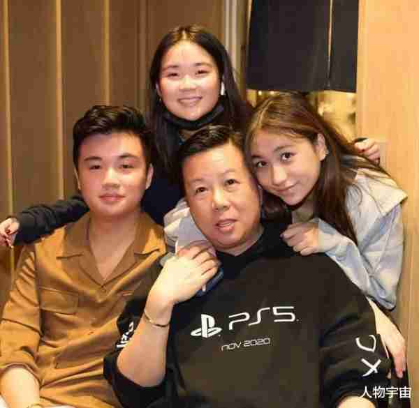 她是香港九巴新抱，漂亮社交达人，得老公深宠26年，3子女皆出色-第24张图片-九妖电影