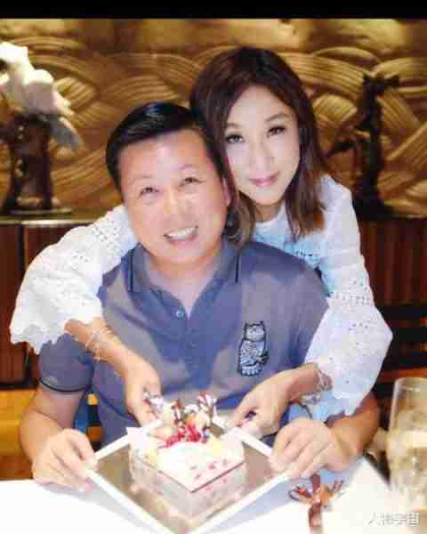 她是香港九巴新抱，漂亮社交达人，得老公深宠26年，3子女皆出色-第23张图片-九妖电影