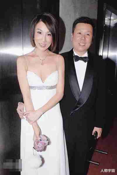 她是香港九巴新抱，漂亮社交达人，得老公深宠26年，3子女皆出色-第22张图片-九妖电影