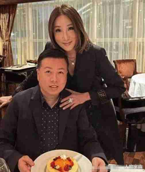 她是香港九巴新抱，漂亮社交达人，得老公深宠26年，3子女皆出色-第25张图片-九妖电影