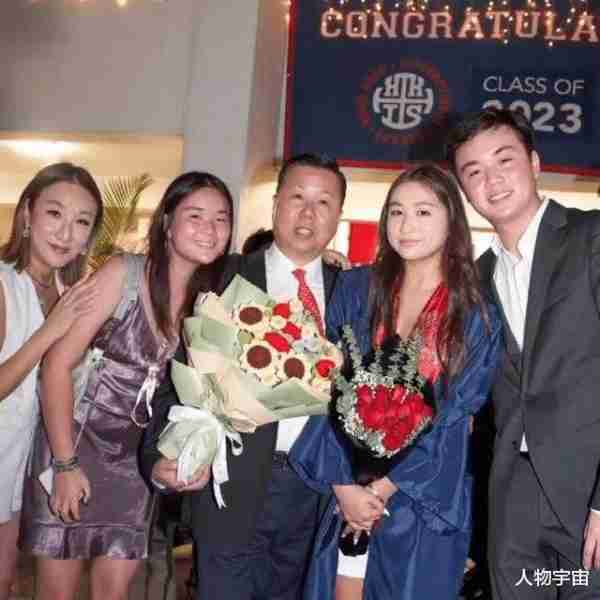 她是香港九巴新抱，漂亮社交达人，得老公深宠26年，3子女皆出色-第28张图片-九妖电影