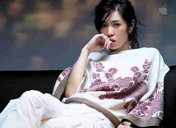她曾把黄渤吻到害羞,与导演同居12年遭抛弃,今47岁身价高达40亿-第18张图片-九妖电影 她曾把黄渤吻到害羞,与导演同居12年遭抛弃,今47岁身价高达40亿-第18张图片-九妖电影