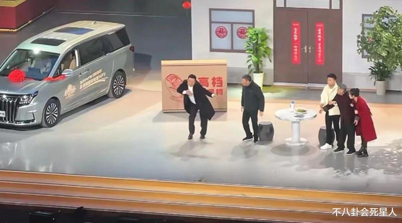 多家卫视春晚表演科目三，被嘲太土很无聊，更让人想念赵本山们了-第3张图片-九妖电影