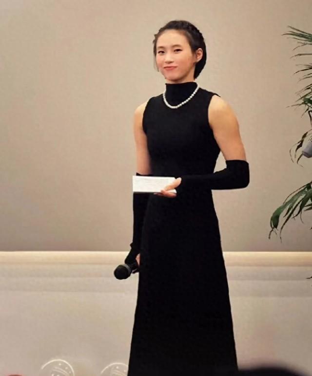 多才多艺的陈芋汐，主持跨年晚会好漂亮的服饰-第1张图片-九妖电影