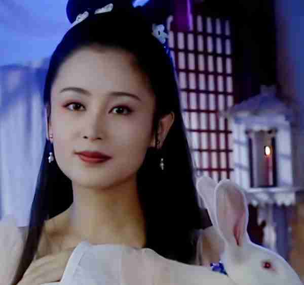 她被称为“大陆第一美人”，两大名导为其着迷，今55岁活得像25岁-第1张图片-九妖电影