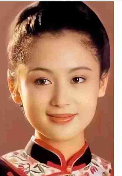 她被称为“大陆第一美人”，两大名导为其着迷，今55岁活得像25岁-第2张图片-九妖电影