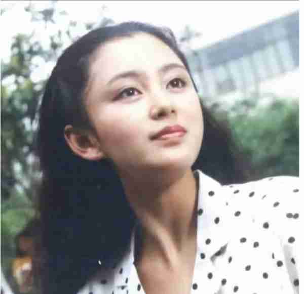 她被称为“大陆第一美人”，两大名导为其着迷，今55岁活得像25岁-第7张图片-九妖电影