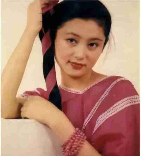 她被称为“大陆第一美人”，两大名导为其着迷，今55岁活得像25岁-第10张图片-九妖电影
