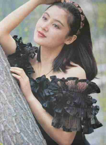 她被称为“大陆第一美人”，两大名导为其着迷，今55岁活得像25岁-第12张图片-九妖电影