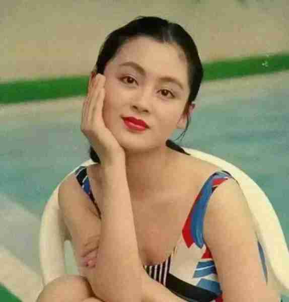 她被称为“大陆第一美人”，两大名导为其着迷，今55岁活得像25岁-第11张图片-九妖电影