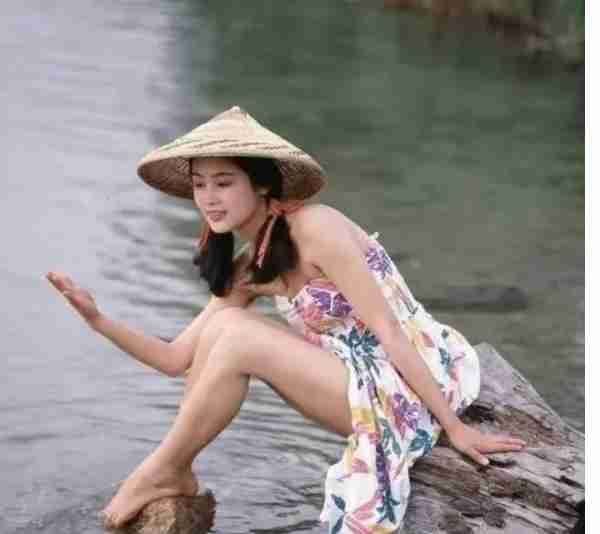 她被称为“大陆第一美人”，两大名导为其着迷，今55岁活得像25岁-第13张图片-九妖电影
